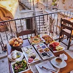 Charming Cave Hotell 2*