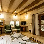Charming Cave Hotell