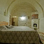Otel Charming Cave 2*