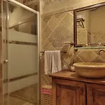 Charming Cave Otel