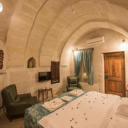 Otel Charming Cave 2*