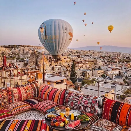 Charming Cave Otel