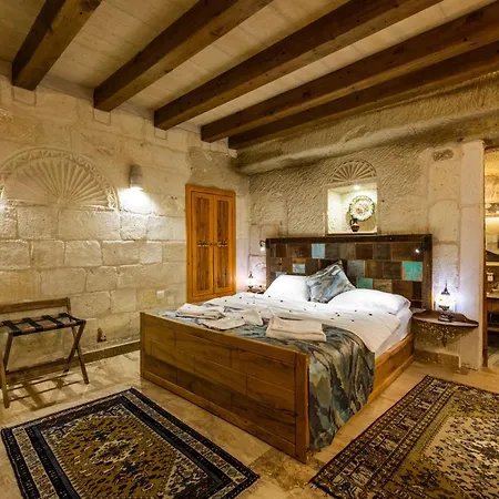 Otel Charming Cave 2*