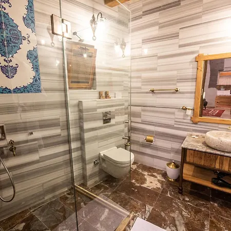 Charming Cave Otel