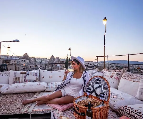 Charming Cave 호텔 2*